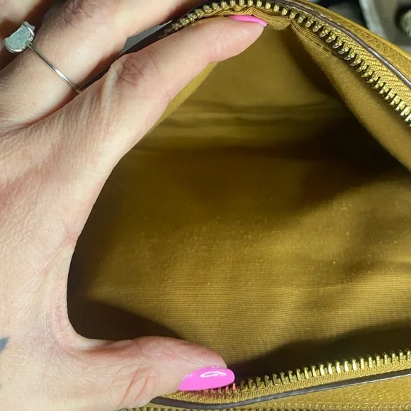 Coach Mustard Yellow Leather Crossbody Bag with Classic Design - Picture 6 of 9